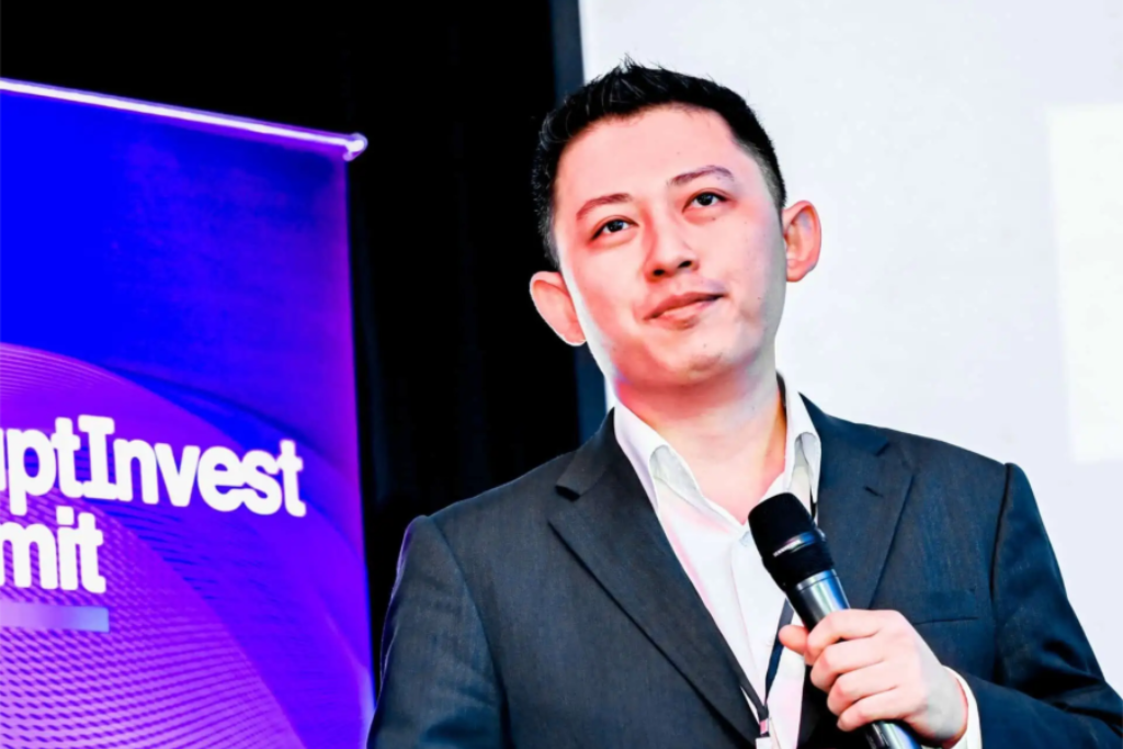 He studied graphic design in Australia, now runs a venture capital & angel investor network in M’sia 